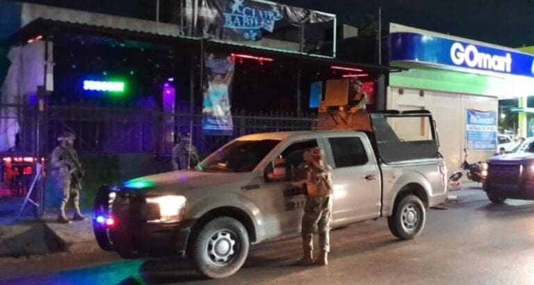 Muere una mujer de un infarto durante un ataque en bar de Cancún; hay tres lesionados. Persiste la inseguridad.