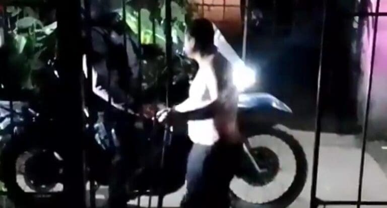 Graban a un policía de Cancún recibiendo dinero; las autoridades prometen investigación y sanción si hay conductas ilícitas.