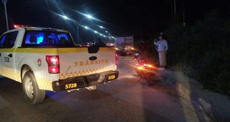 Muere un hombre y una mujer se lesionó tras fuerte accidente de motocicleta en Cancún. Son constantes los percances de este tipo.