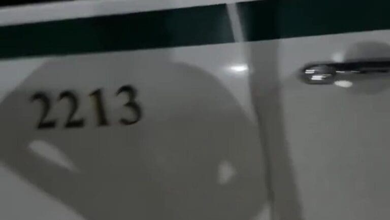 Denuncian a un taxista de Cancún por cobrar una supuesta "tarifa mínima" de 150 pesos por Carnaval y conciertos.