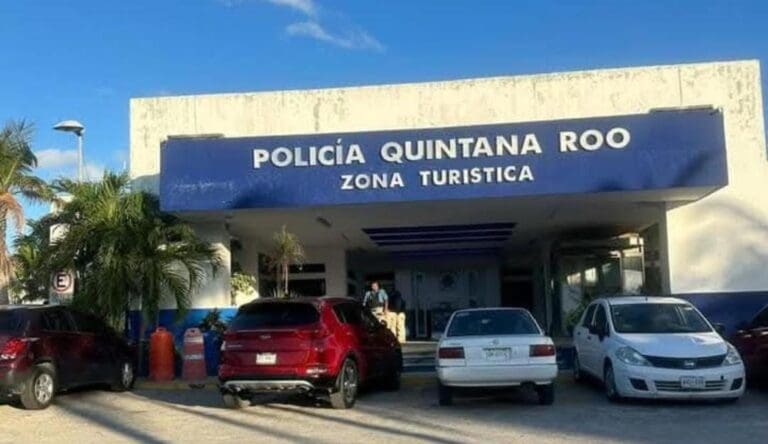 Investigan la muerte de un extranjero en sede de la Policía Turística de Cancún; falleció de infarto cerebral.