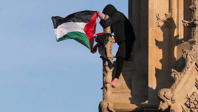Video: Hombre escala descalzo y con una bandera de Palestina el Big Ben en Londres