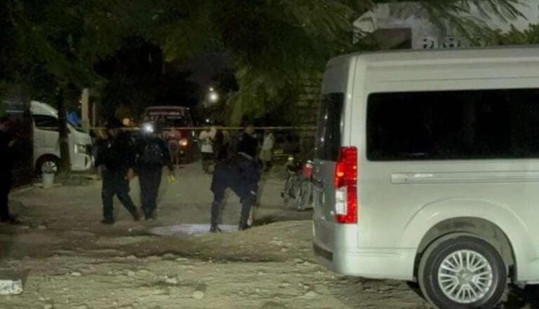 Sigue la violencia en Cancún; matan a una persona en Paseos del Mar y disparan contra dos sujetos en Villas Otoch.