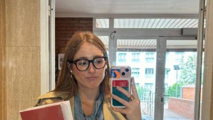 Critican a profesora que compartió lo que sus vestimenta