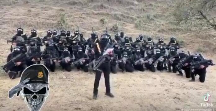 Supuestos miembros del CJNG se deslindan de crematorio clandestino, hablan bien del gobierno y amenazan a madres buscadoras.