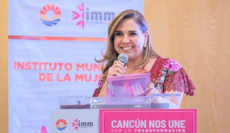 Entrega la gobernadora Mara Lezama las primeras 150 tarjetas del programa "Ellas Facturan" en Cancún a mujeres emprendedoras.