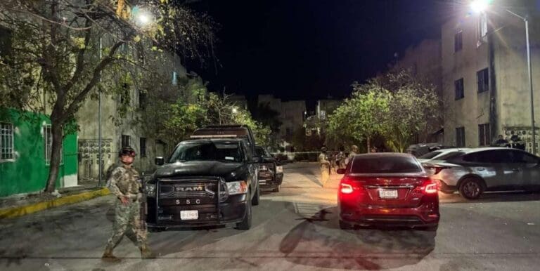 Asesinan a dos hombres y una mujer en Cancún; una menor sobrevivió. Continúan los hechos violentos en el destino.