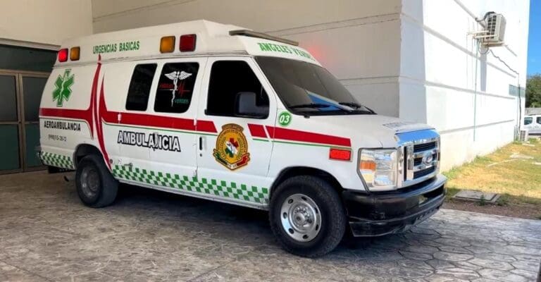 Sujeto se electrocuta en Cancún tras intentar robar cables de un poste de luz. De la descarga acabóen el piso.