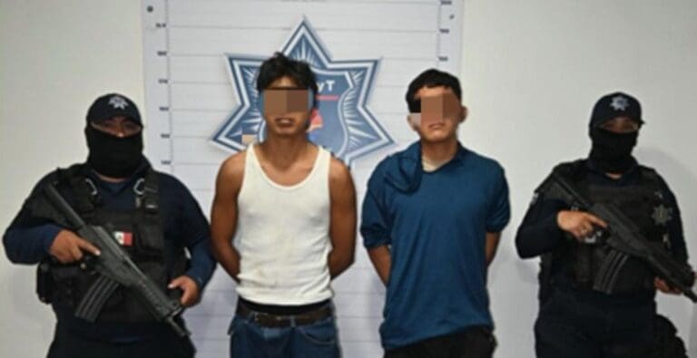 Detienen a dos ladrones de Cancún que asaltaron un comercio con machete. Con el arma blanca amenazaron a una empleada.