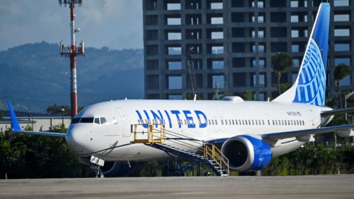 Piloto saca a la fuerza del baño a un pasajero, ahora la aerolínea enfrenta una demanda