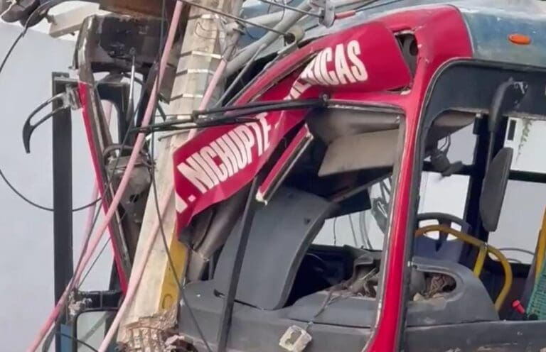 Reportan tres lesionados tras choque de un camión de ruta 44 contra poste en Cancún. Además un trabajador de CFE sufrió una descarga.