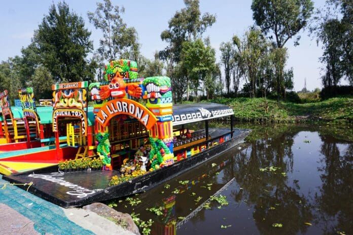 Detienen a remero que golpeó a turista en embarcadero de Xochimilco