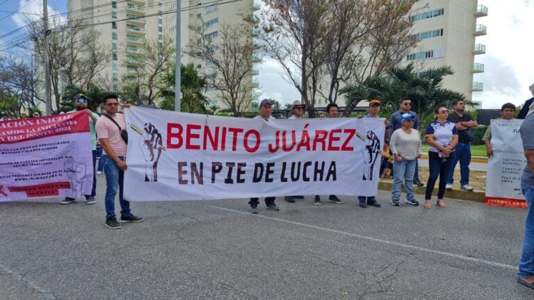 Protestan los maestros de Quintana Roo por la reforma del ISSSTE; bloquean calles tanto en Cancún como en Chetumal .
