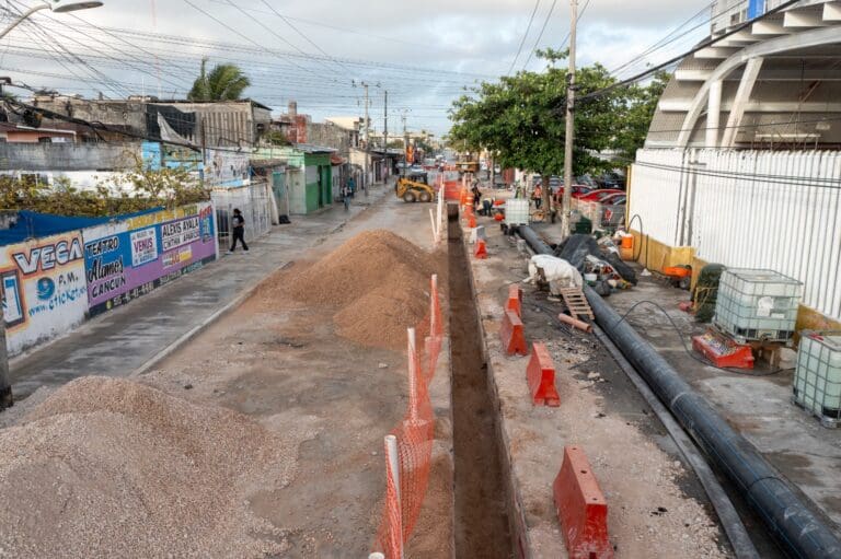 Aguakan realiza obras de renovación de la red de drenaje sanitario en Cancún