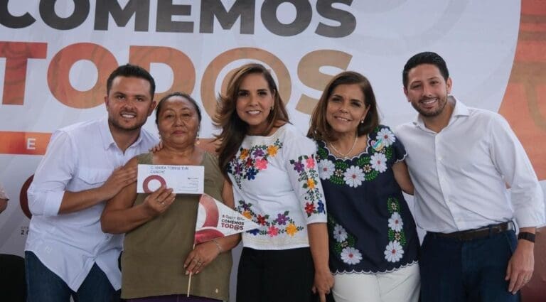 Encabeza Mara Lezama Espinosa la entrega de 700 tarjetas y paquetes del programa "Comemos Tod@s" en Cancún.