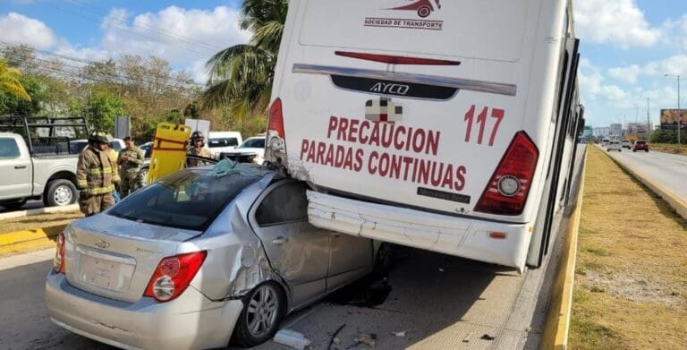 Choques en Cancún dejan personas lesionadas además de una palmera y un poste derribados. Se pide conducir con precaución.