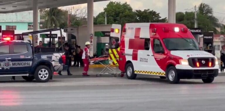 Motociclistas frustran robo contra adulta mayor y golpean a presunto delincuente en Cancún. Salvaron a la mujer.