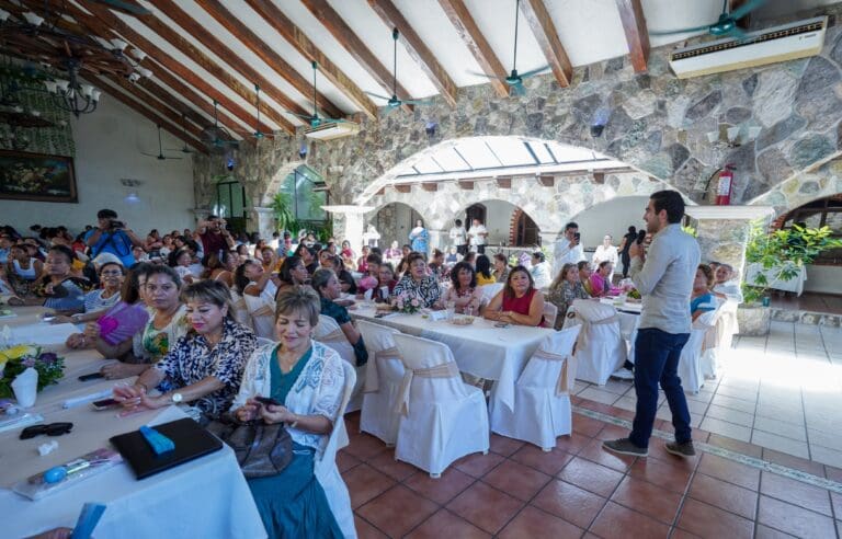 * Celebran Gino Segura, Jimena Lasa y Eric Arcila a madres trabajadoras de la CTM