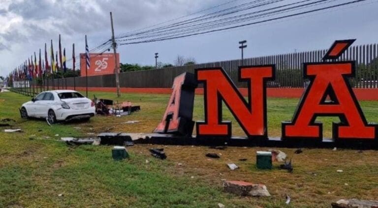 Conductor choca su Mercedes Benz contra el letrero de la Universidad Anáhuac de Cancún. El percance llamó mucho la atención.