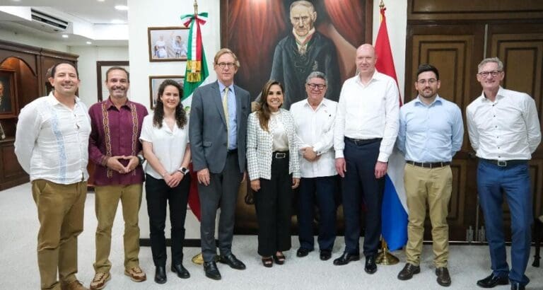 Mara Lezama y embajador de Países Bajos en México analizan un proyecto para el aprovechamiento del sargazo.