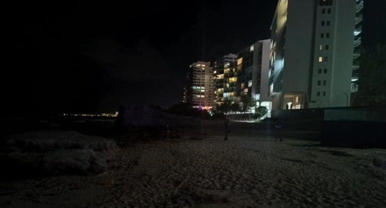 Fallece una menor ahogada en la playa Gaviota Azul de Cancún; la familia no tomó en cuenta la bandera roja.