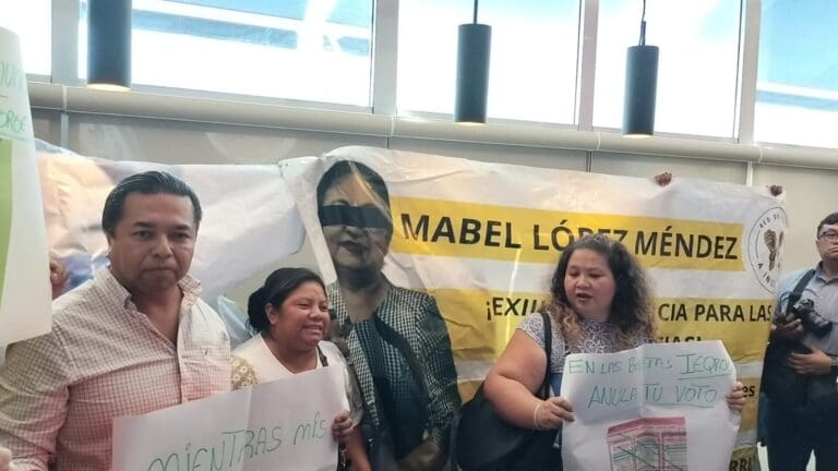 Emiliano Ramos y las madres buscadoras irrumpen una conferencia de Morena en Cancún sobre la elección judicial.