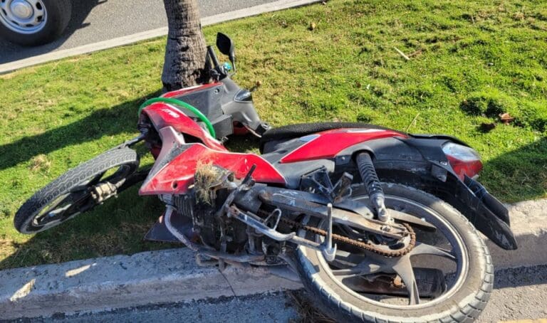 Fallece un motociclista tras un accidente en el kilómetro 7 en la Zona Hotelera de Cancún. No tuvo precaución al conducir.
