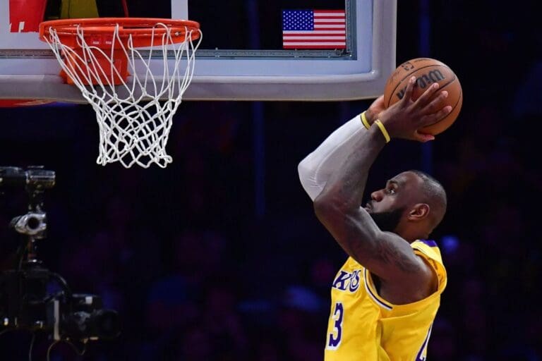 LeBron James rompe récord y se convierte en el primer basquetbolista en jugar 23 campañas LeBron James rompe récord y se convierte en el primer basquetbolista en jugar 23 campañas