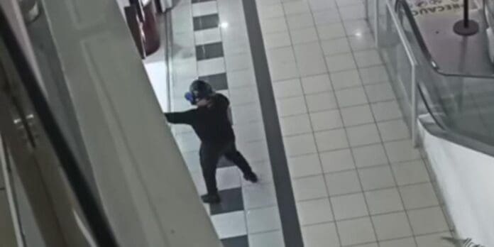 Sujetos roban una joyería en la Gran Plaza de Cancún. Es el segundo incidente similar en lo que va del año.
