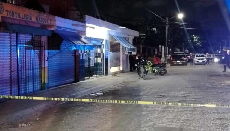 Más violencia; disparan contra dos hombres en una barbería de Cancún. Hasta ahora se desconoce el motivo del ataque.