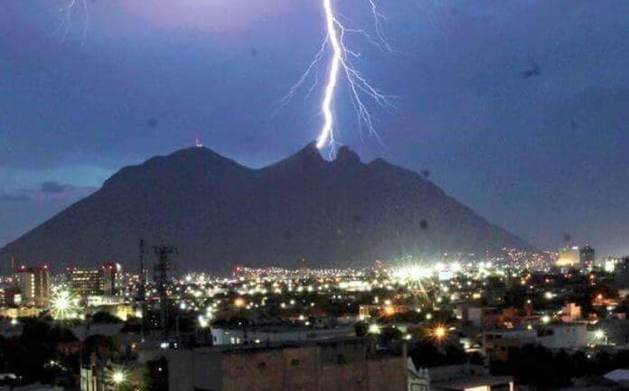 Muere pareja tras ser impactada por un rayo en Nuevo León