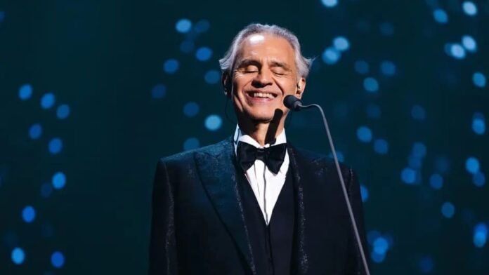 Video: Andrea Bocelli aparece de sorpresa en una misa cantando el 