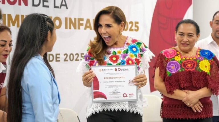 Premia Mara Lezama Espinosa la excelencia de estudiantes destacados en la Olimpiada del Conocimiento 2025.