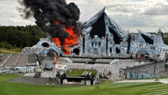 Video: Se incendia el escenario principal de Tomorrowland 2025 a días del festival en Bélgica