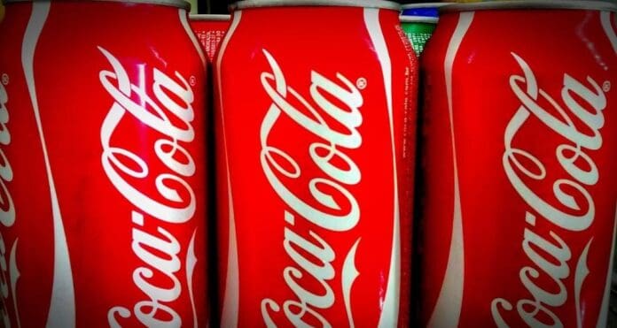Coca-Cola cambiará la receta de su refresco en Estados Unidos; usará caña de azúcar. Esta decisión podría cambiar el sabor de la bebida.
