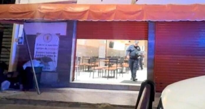 Empleada queda lesionada tras disparos contrra una sucursal de taquería 