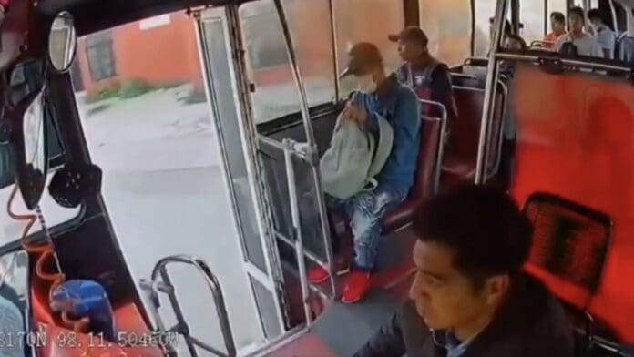 Video: Hombres armados asaltan a pasajeros del transporte público en Puebla