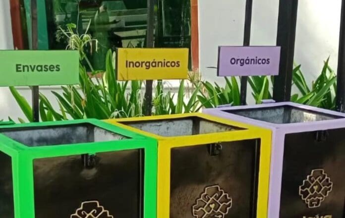 Instalan nuevos contenedores de basura en la Quinta Avenida de Playa del Carmen; está cada vez más limpia.