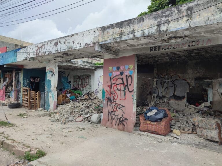 Autoridades realizan operativo de búsqueda de personas desaparecidas frente al "Toro" Valenzuela de Cancún.