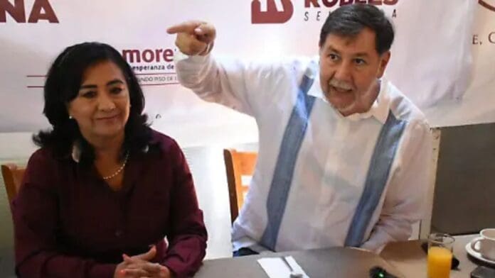 Abuchean a Gerardo Fernández Noroña durante conferencia en Querétaro