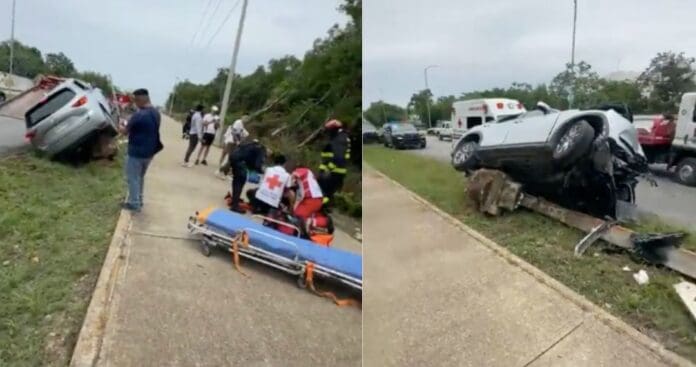 Camioneta se estrella contra un poste en Playa del Carmen; tres mujeres fueron trasladadas al hospital