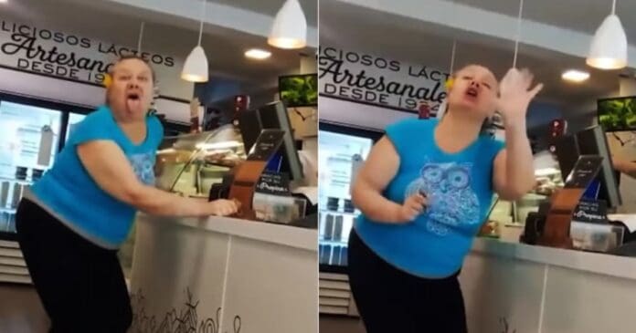 Turista de Estados Unidos insulta y hace muecas a empleados de heladería en Cdmx