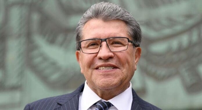 Tras ser criticado por su viaje a Europa, Ricardo Monreal apoya propuesta para eliminar diputados plurinominales.
