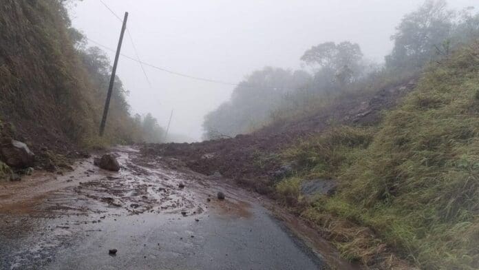 Muere hombre y mujer queda lesionada al derrumbarse un cerro en Hidalgo