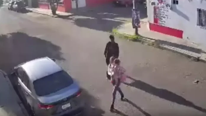 Mujer y su hija de dos años son atacadas por una vecina en Durango