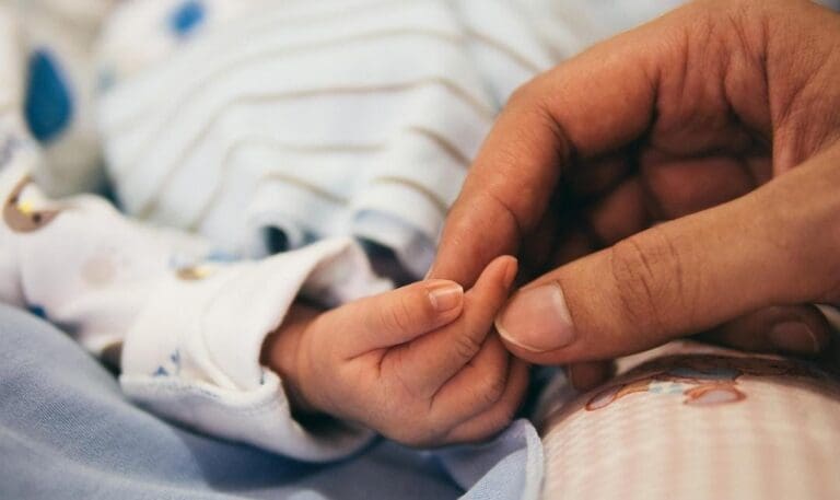 Atienden las autoridades a bebé de solo un año y medio con severa desnutrición y varias infecciones en Cancún.