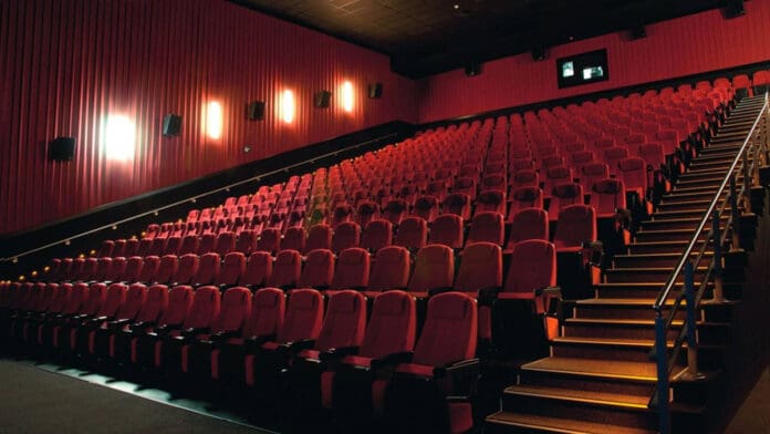 Detienen a adulto mayor por tocarse sus partes íntimas frente a menores en un cine de Cdmx