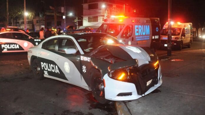Ladrón intenta escapar de la policía y choca con una patrulla en CDMX