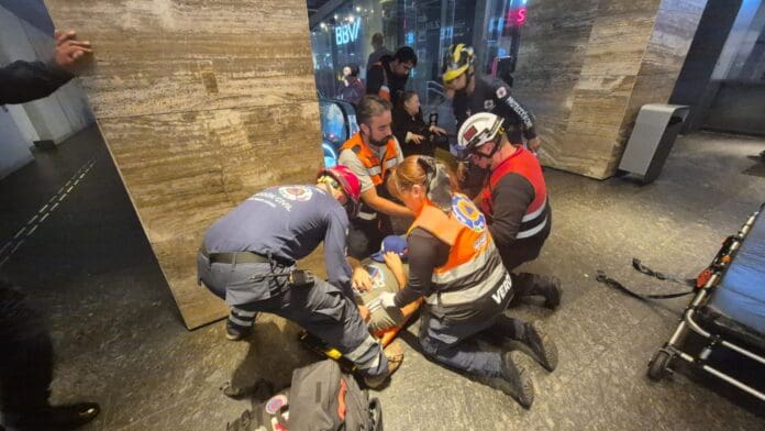 Se desploma elevador de Plaza Mitikah en la alcaldía Benito Juárez, CDMX; hay dos lesionados