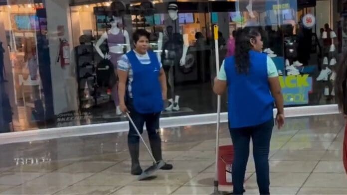 Video: Filtraciones provocan el desprendimiento de un plafón en Plaza las Américas en Playa del Carmen